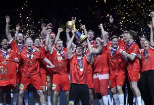 A győztes dán válogatott tagjai ünnepelnek a férfi kézilabda olimpiai kvalifikációs világbajnokság eredményhirdetésén a stockholmi Tele2 Arénában 2023. január 29-én. Dánia a döntőben 34-29-re nyert Franciaország ellen, és ezzel sorozatban harmadszor lett világbajnok. MTI/Kovács Tamás
