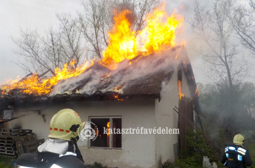 Háromszáz négyzetméteres hodályban keletkezett tűz hétfő délután Debrecen külterületén