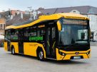 A közlemény szerint a Volánbusz folyamatosan végez utasforgalmi próbákat különböző típusú, alternatív meghajtású autóbuszokkal a környezet védelme érdekében. A társaság az elmúlt években mintegy 50 alkalommal több mint 20 busztípust tesztelt, jelenleg a fővárosi agglomerációban és Győrben is hidrogén-üzemanyagcellás járművekkel szerez tapasztalatokat. A Credobus Electronell a világ leghatékonyabb és leggazdaságosabb e-buszai közé tartozik. A magyar fejlesztésű és gyártású buszcsalád 12 méteres szóló, illetve az év végétől 18 méteres, csuklós kivitelben is készül. A jármű akadálymentes, városi és elővárosi közlekedésre egyaránt alkalmas. Az Electronell 12 méteres busza a legkönnyebb fémvázas elektromos busznak számít, tömege 11 tonna. Ez a tömegelőny 25 százalékkal redukálja az akkumulátorok mennyiségét. A megcélzott 300 kilométeres hatótáv így 4 helyett 3 akkumulátorcsomaggal teljesíthető, így lényegesen csökken az energiafelhasználás - ismertetik a közleményben. Az e-buszok sorozatgyártásának megkezdése a Kravtex-Kühne csoportnál közvetlenül 500 magyar munkahely megőrzéséhez járul hozzá, és 100 magyar beszállító számára jelent megrendelést - tették hozzá. A közlemény idézi Krankovics Istvánt, a Kravtex Kft. ügyvezető igazgatóját, aki szerint a Volánbusznak eddig közel 2800 Credobus-t adtak át, az országos flotta fele az ő gyártmányuk. Barna Zsolt, a Volánbusz igazgatóságának elnöke hangsúlyozta, hogy a járműállomány fiatalítása mellett törekednek a közlekedés folyamatos zöldítésére, fejlesztésére. Mosóczi László, a Volánbusz vezérigazgatója tájékoztatása szerint 2022-ben és 2023-ban 100 elektromos meghajtású jármű érkezett a fővárosi agglomerációba és hat vármegyeszékhelyre, közülük 13 Győrbe. Dézsi Csaba András, Győr (Fidesz-KDNP) polgármestere közölte, hogy a Volánbusszal együttműködve megkezdődött a helyi autóbusz-állomány megújítása, 52 járművet cseréltek le, ezzel 10 év alá csökkent a járműpark átlagéletkora. Tavaly 13 elektromos meghajtású busz állt forgalomba.